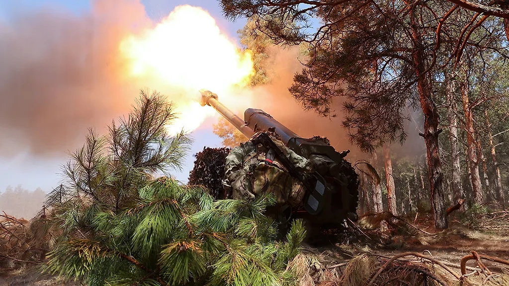 Работа расчёта гаубицы Д-30. Обложка © ТАСС / Алексей Коновалов