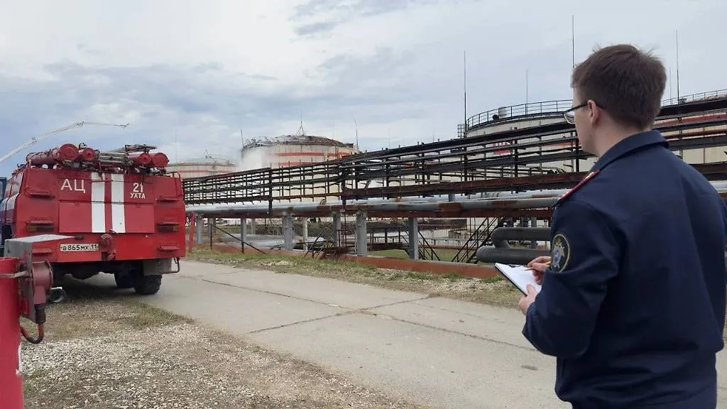 Следователи на месте пожара на НПЗ в Ухте в Коми. Обложка © Telegram / СУ СК России по Республике Коми