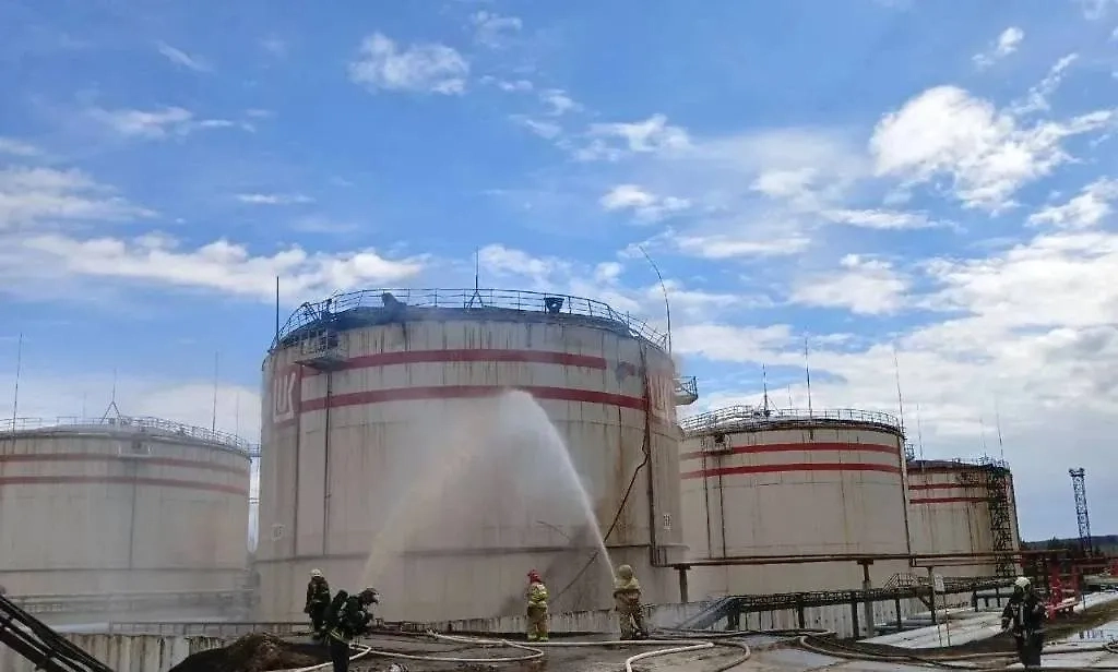 Пожарные тушат возгорание на Ухтинском НПЗ в Коми. Обложка © Telegram / Республика Коми Z / МЧС России