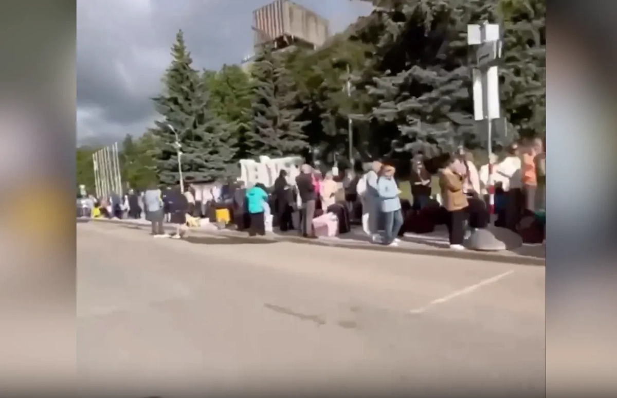 На выезде из Эстонии в Россию толпы граждан РФ стоят в многочасовых очередях. Видео © VK / Новости Санкт-Петербурга / Дмитрий Демидов