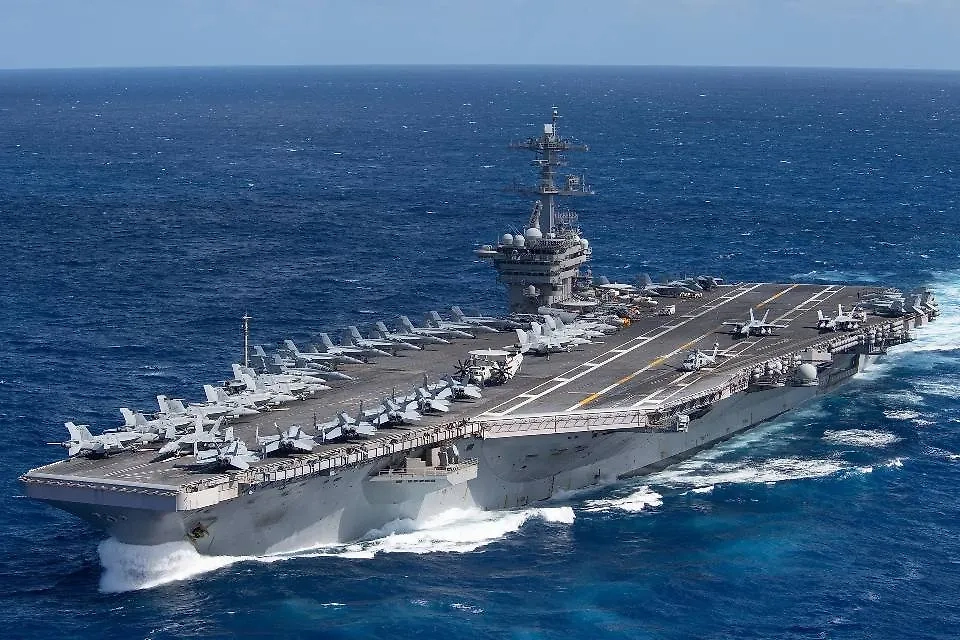 Американский атомный авианосец Theodore Roosevelt. Фото © Wikipedia 