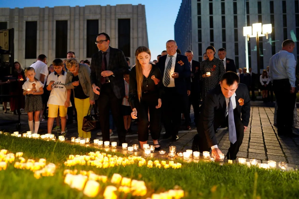 Акция "Свеча Памяти" в США. Фото © Telegram / Embassy of Russia in the USA / Посольство России в США