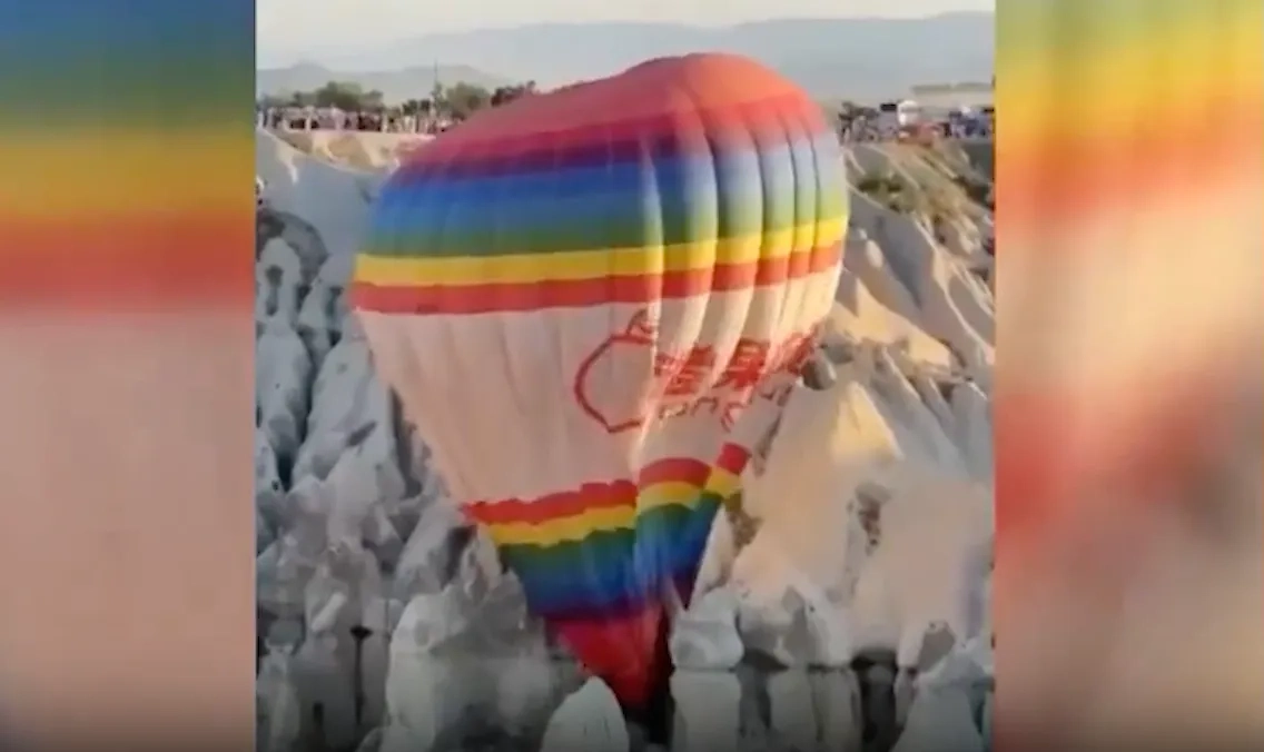 Воздушный шар застрял в скалах в Турции. Видео © Х / Lord Bebo