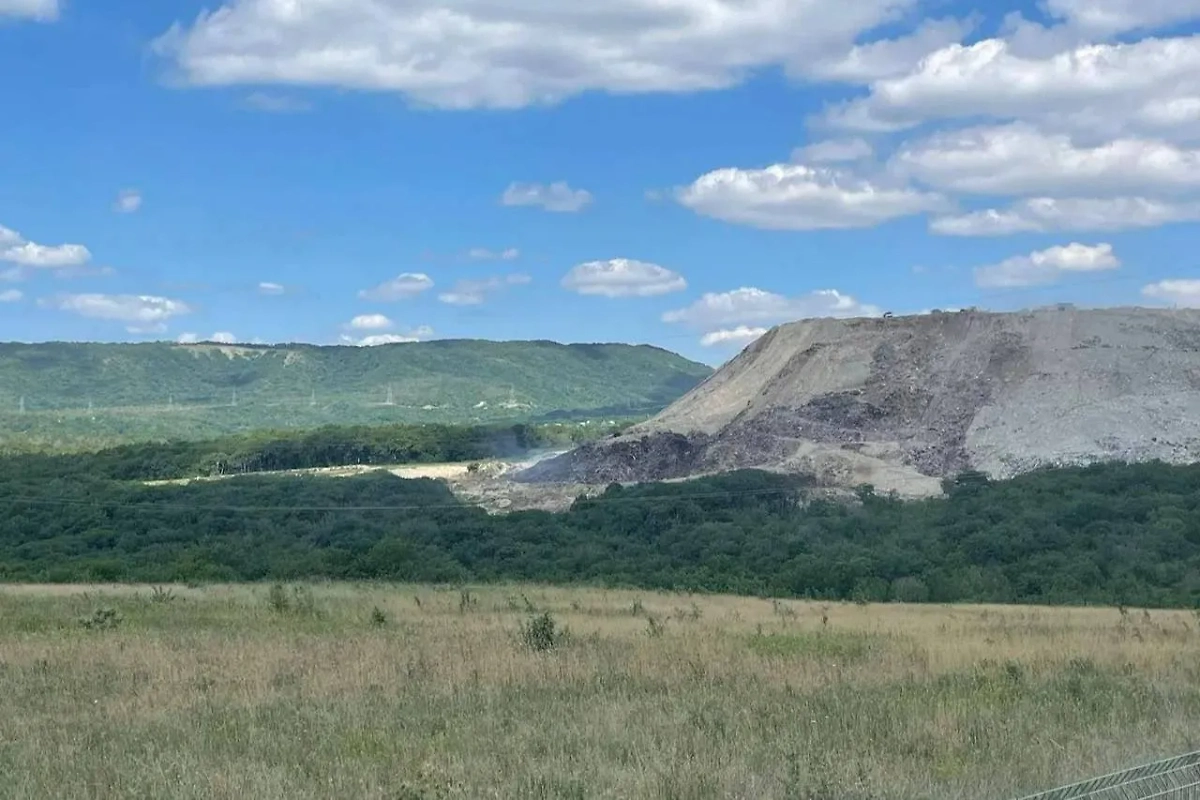 Обстановка на мусорном полигоне после пожара. Обложка © Telegram / Андрей Кравченко