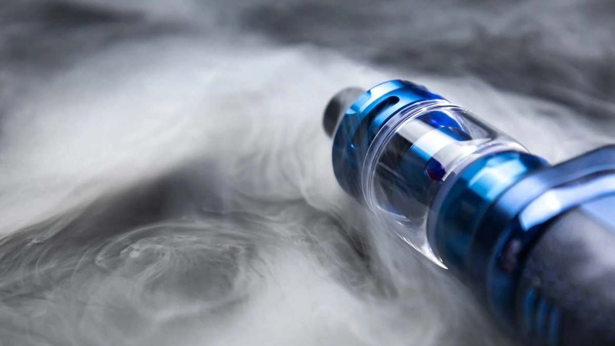 Законопроект, предполагающий запрет вейпов, подразумевает "запрет розничной торговли никотинсодержащей и безникотиновой жидкостями, а также устройств для их доставки". Фото © Shutterstock / FOTODOM / Vladyslav Horoshevych