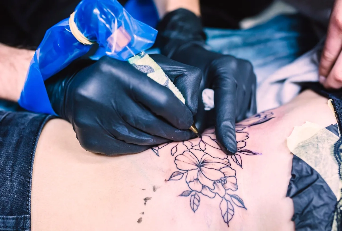 Неправильная стерилизация инструментов для тату может привести к бактериальным или вирусным инфекциям, включая вирусные гепатиты, ВИЧ. Обложка © Freepik.com