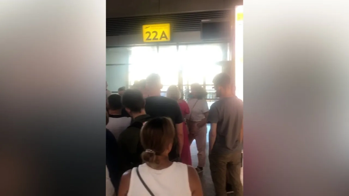 Люди в аэропорту, которые ждали вылета рейса Москва – Анталья. Обложка © SHOT