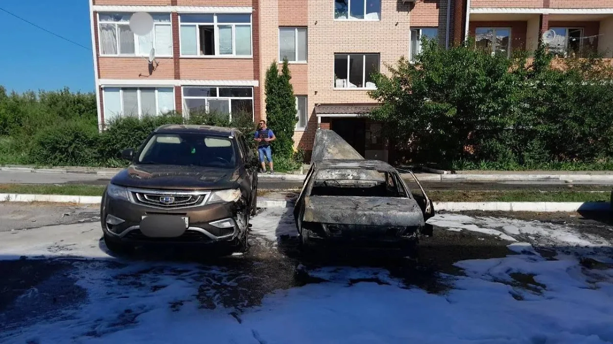 Повреждённые машины в Белгородской области. Обложка © Telegram / Настоящий Гладков