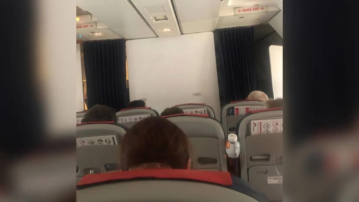 Пассажиры в самолёте рейса Москва – Анталья. Обложка © SHOT