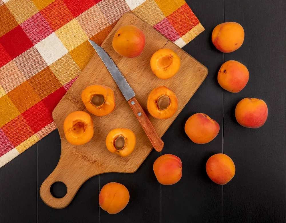 Абрикосы очень полезны для здоровья. Обложка © Freepik / stockking