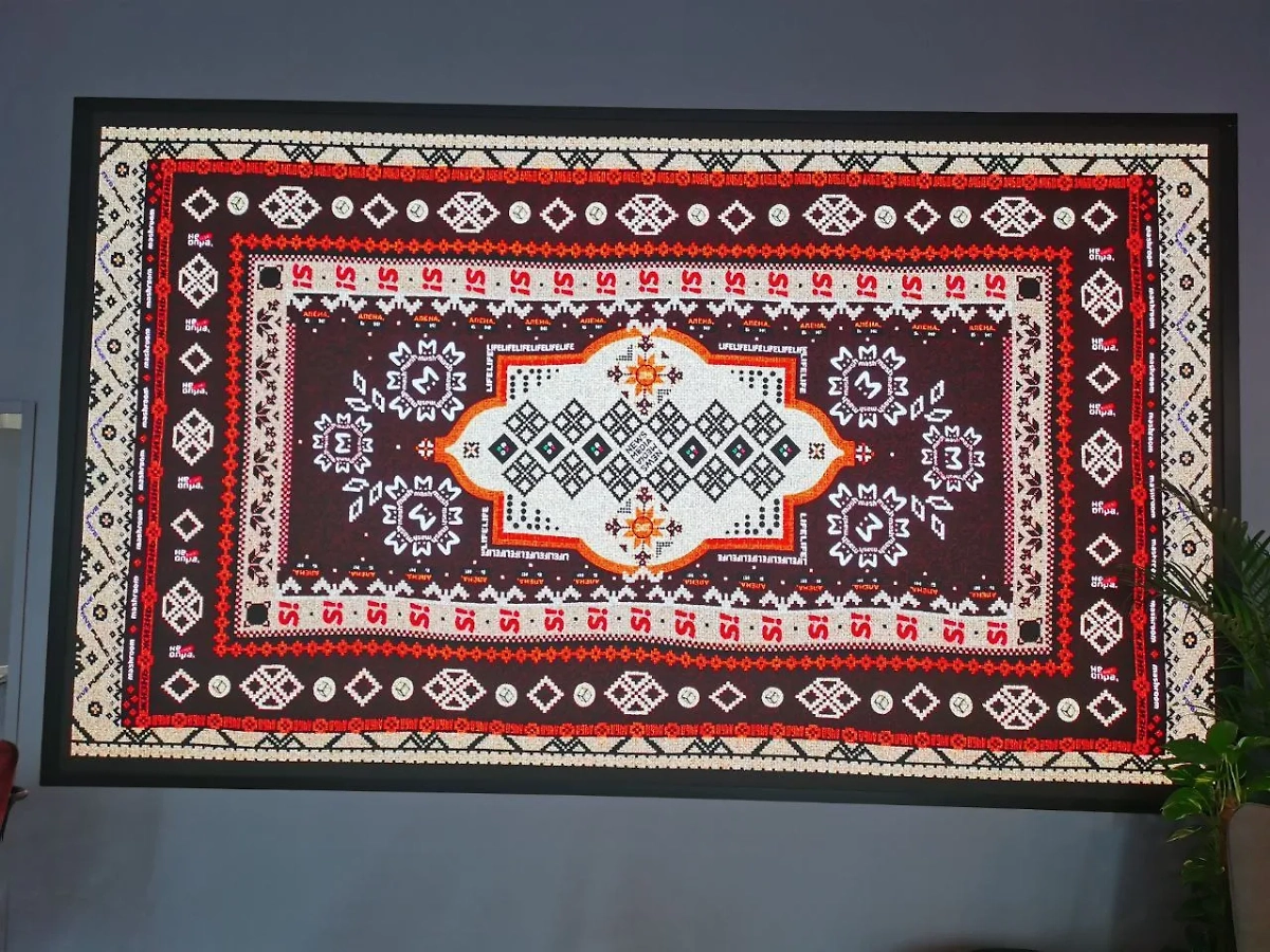 Уютный ковёр на стенде News Media на ПМЭФ. Фото © Life.ru / Андрей Тишин