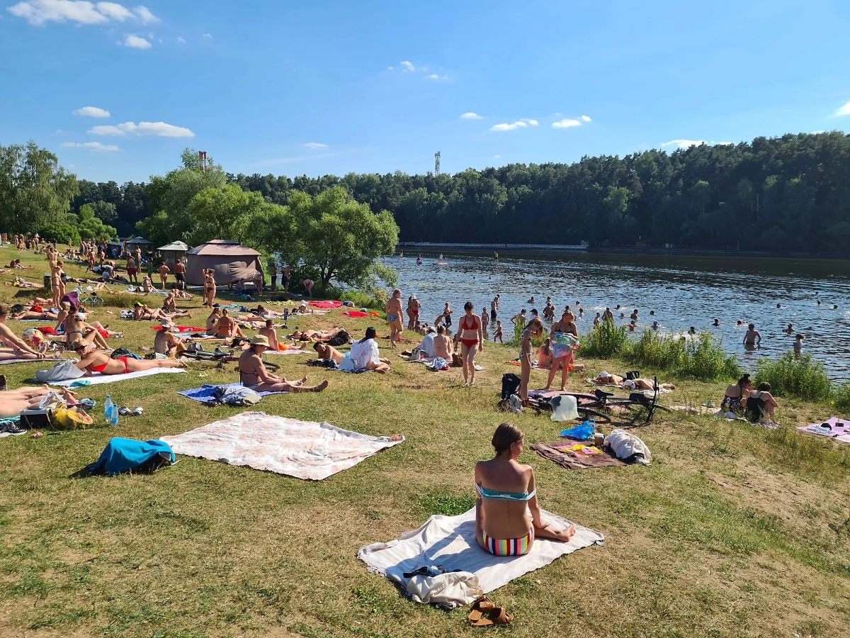 Зона, где купаются в Москве сотни жителей столицы, оборудована сразу несколькими пляжными комплексами. Фото © АГН "Москва" / Мобильный репортёр
