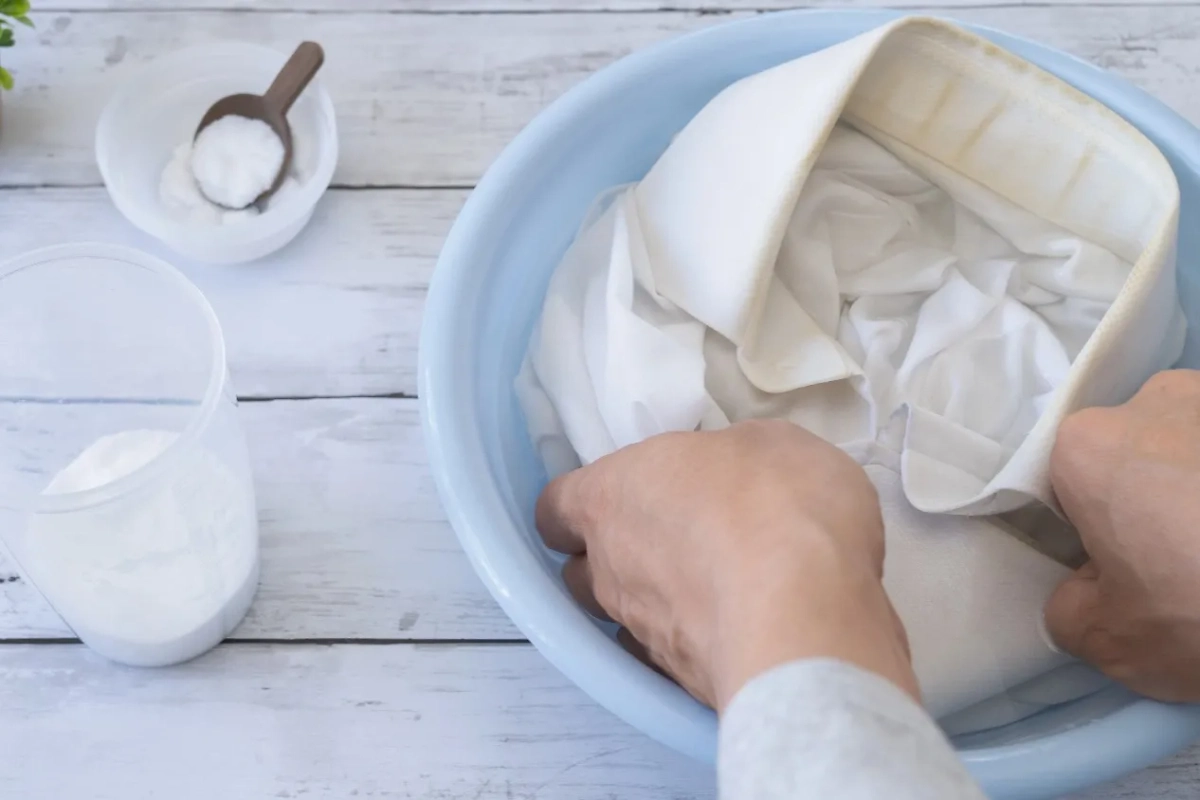 Сода, лимон и мыло: как убрать пятна с белой одежды, чтобы не было следов. Фото © Shutterstock / FOTODOM / aomas