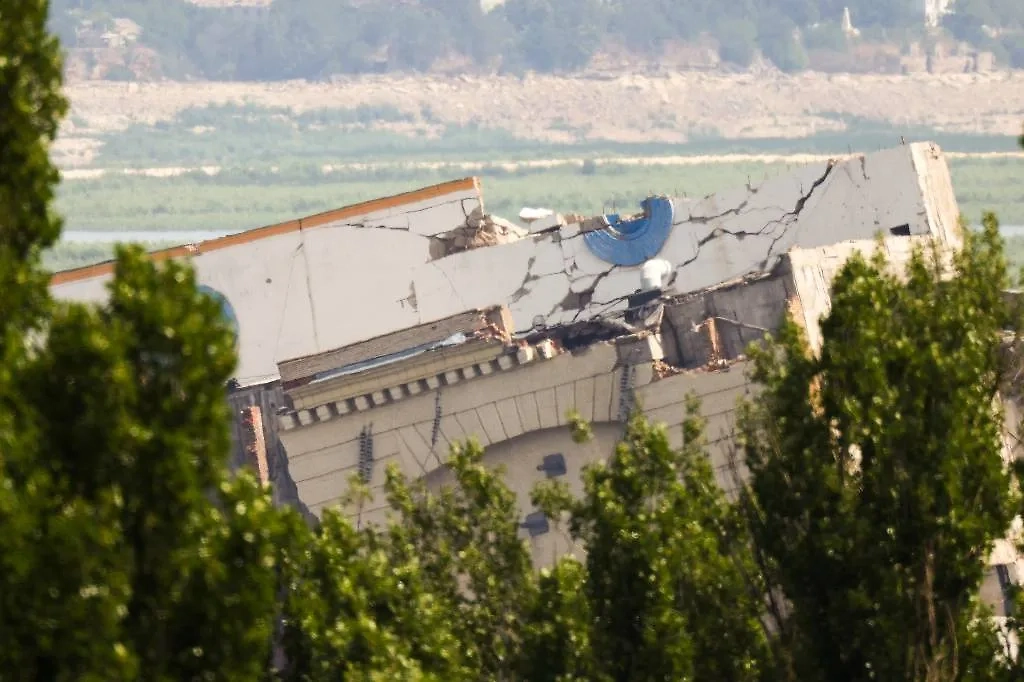 Разрушенная Каховская ГЭС. Обложка © ТАСС / Алексей Коновалов