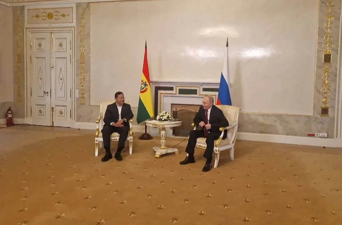 Луис Альберто Арсе Катакора и Владимир Путин на ПМЭФ. Фото © Life.ru