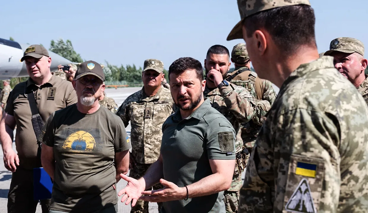 Зеленский с военнослужащими ВСУ. Обложка © ТАСС / ABACA