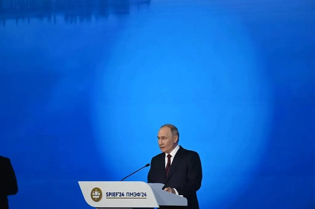 Президент РФ Владимир Путин на ПМЭФ. Обложка © Life.ru / Павел Баранов