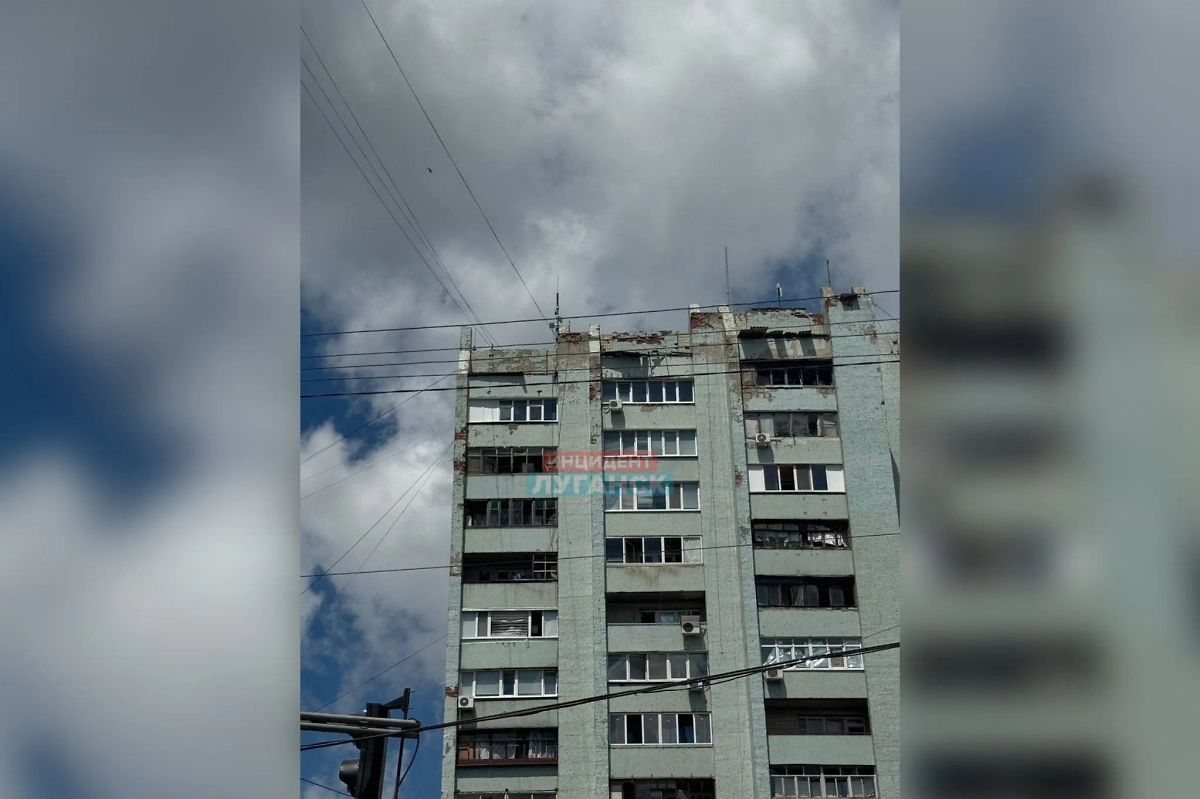 Крыша многоэтажки частично обрушилась после массированного обстрела Луганска 7 июня. Фото © Telegram / Инцидент Луганск