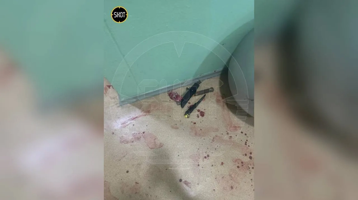 Орудия убийства в подъезде, где погиб Антон Еговцев. Фото © Telegram / SHOT