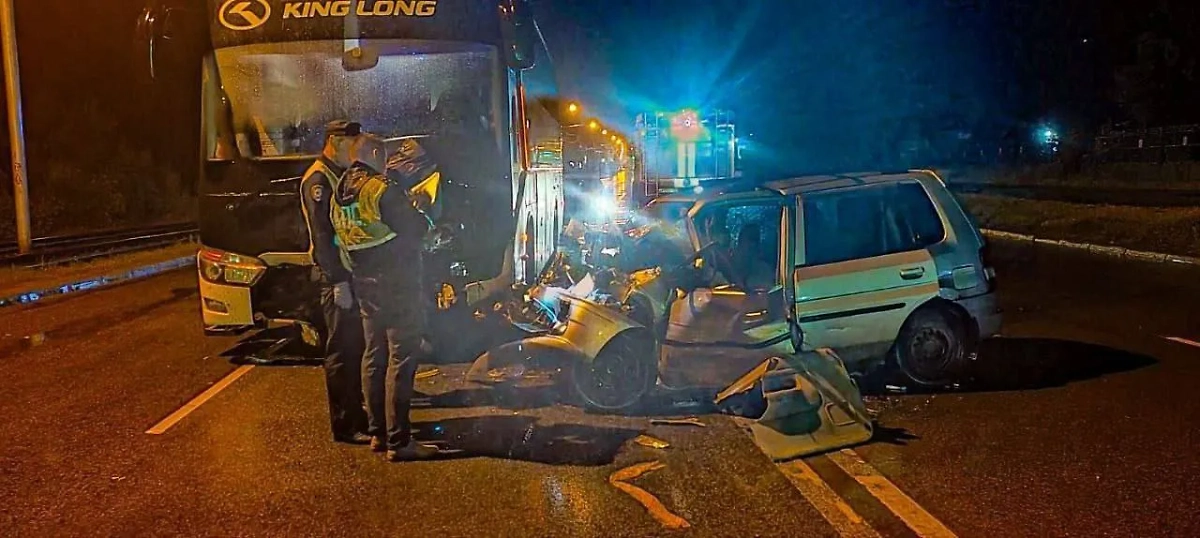 Место ДТП с участием автобуса в Барнауле. Фото © Telegram / "ЧП 112 / Барнаул"