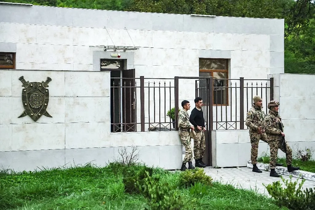 Два пограничника погибли в Азербайджане от удара молнии. Обложка © ТАСС / Сергей Севостьянов