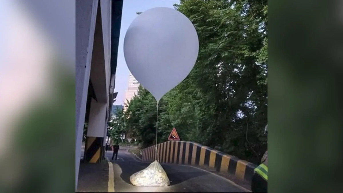 КНДР с субботы отправила в Южную Корею более 300 шаров с мусором. Обложка © X / Aresinfoservice 