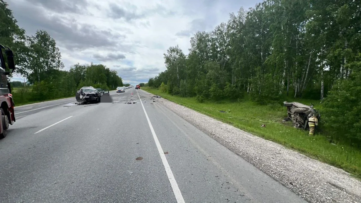 Место ДТП в Новосибирской области. Фото © Telegram / Госавтоинспекция Новосибирской области