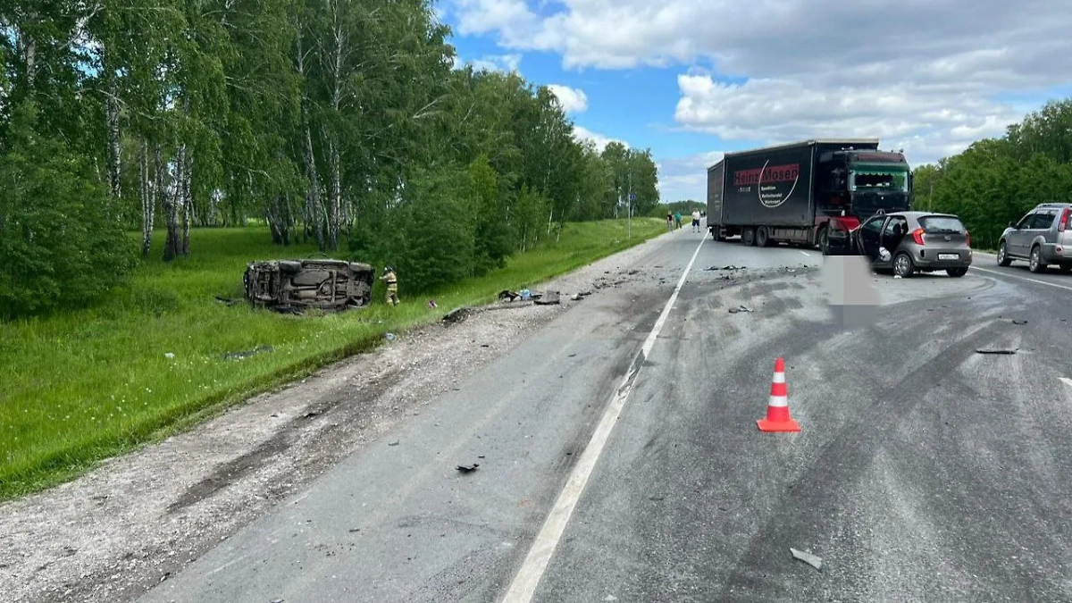 Место ДТП в Новосибирской области. Фото © Telegram / Госавтоинспекция Новосибирской области