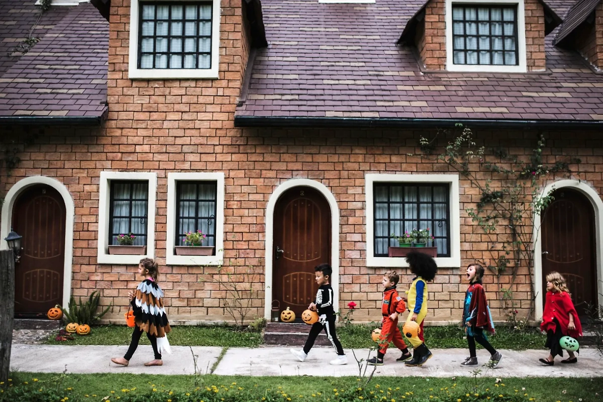 Классические дома в английском стиле выполняются из кирпича или природного камня, имеют крышу с крутым уклоном, а также невысокие окна с частым переплётом. Фото © Freepik.com / rawpixel-com