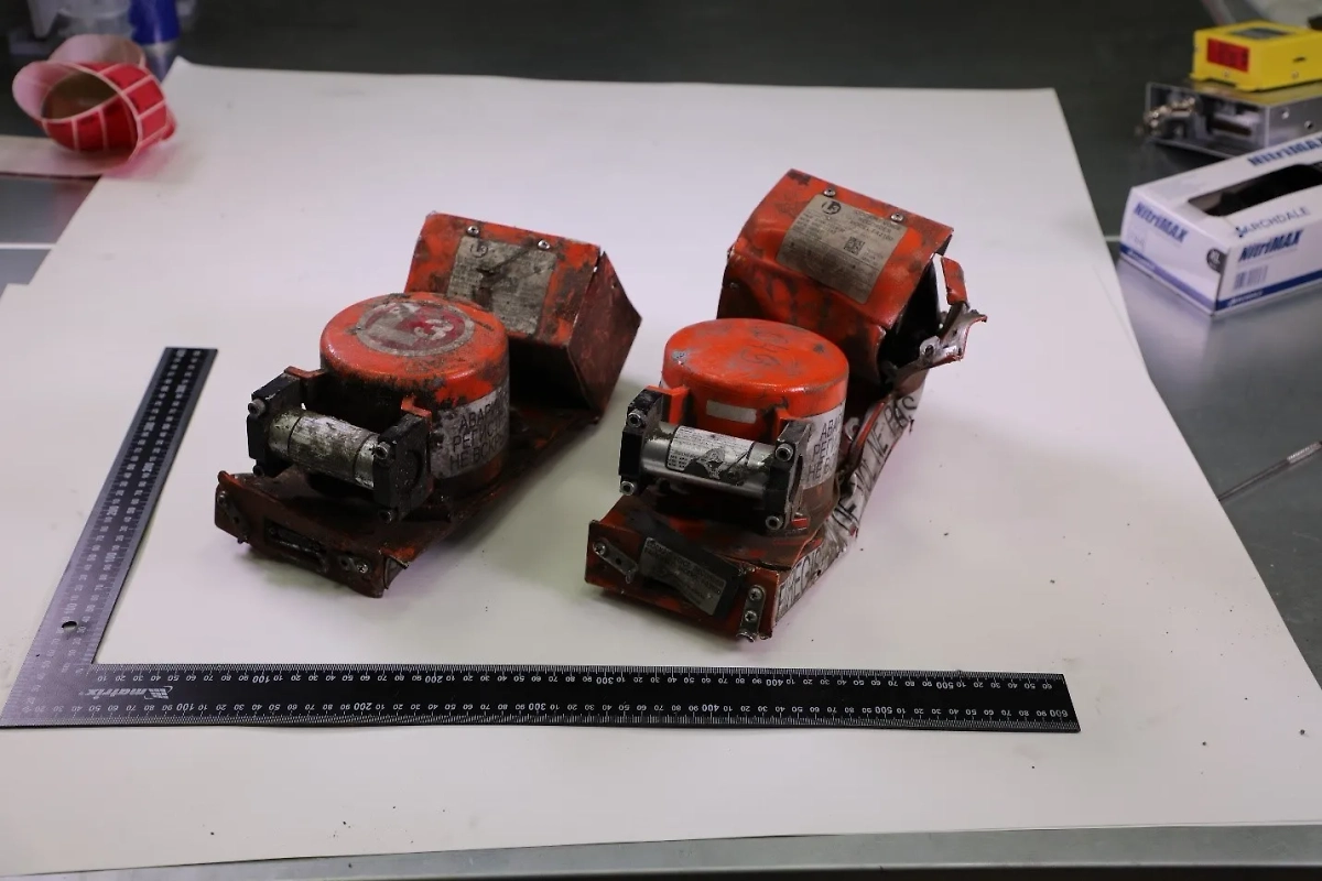 Бортовые регистраторы параметрической и аудио информации с борта разбившегося Superjet 100. Фото © МАК