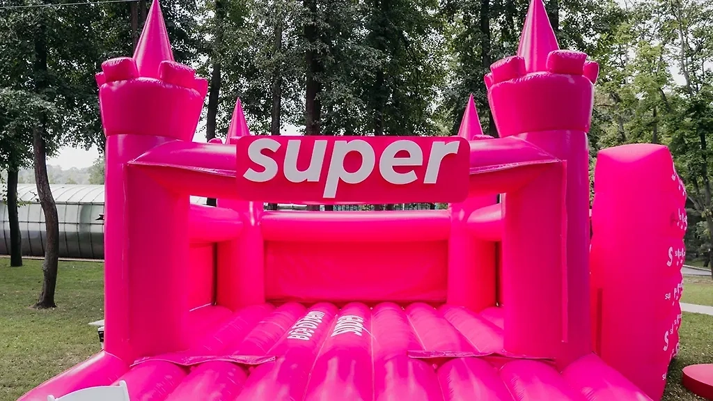 Тот самый надувной замок, ставший розовой звездой на VK Fest. Фото © Super