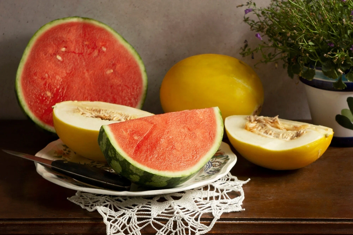 Врач рассказала, кому вообще нельзя есть арбузы и дыни. Обложка © Freepik