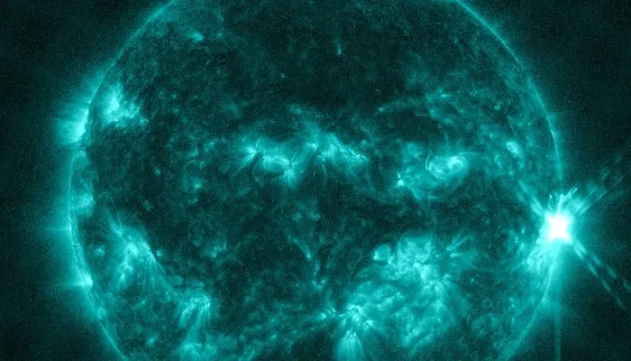 Вспышка X1.9 от 16 июля 2024 года. Изображение получено телескопом SDO/AIA в 16:25 по московскому времени. Обложка © ИКИ РАН