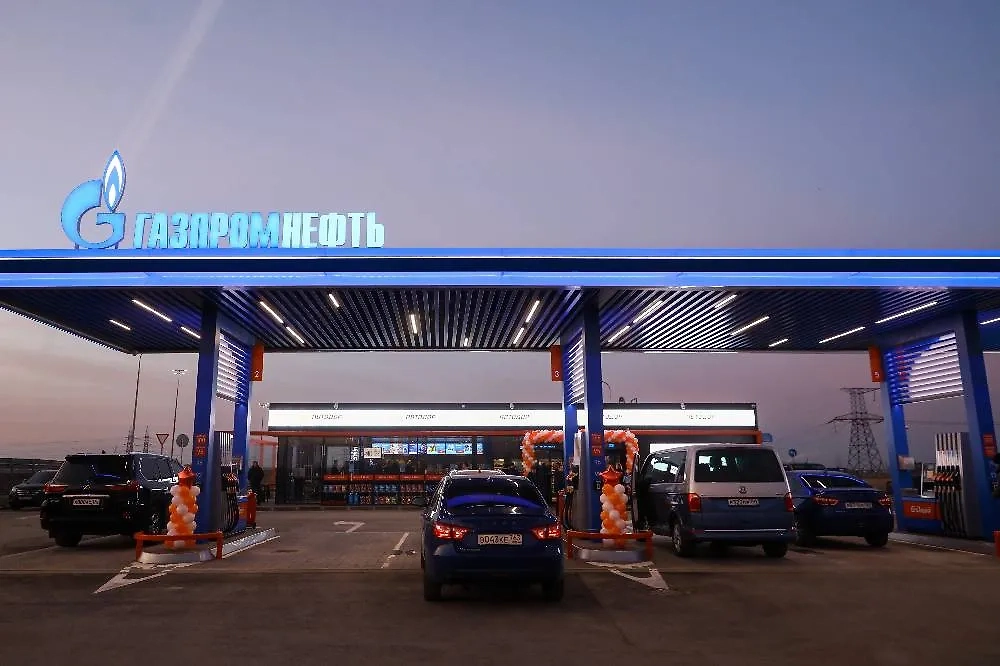 Вдоль трассы М11 находится много заправок и кафе. Фото © ТАСС / Михаил Терещенко