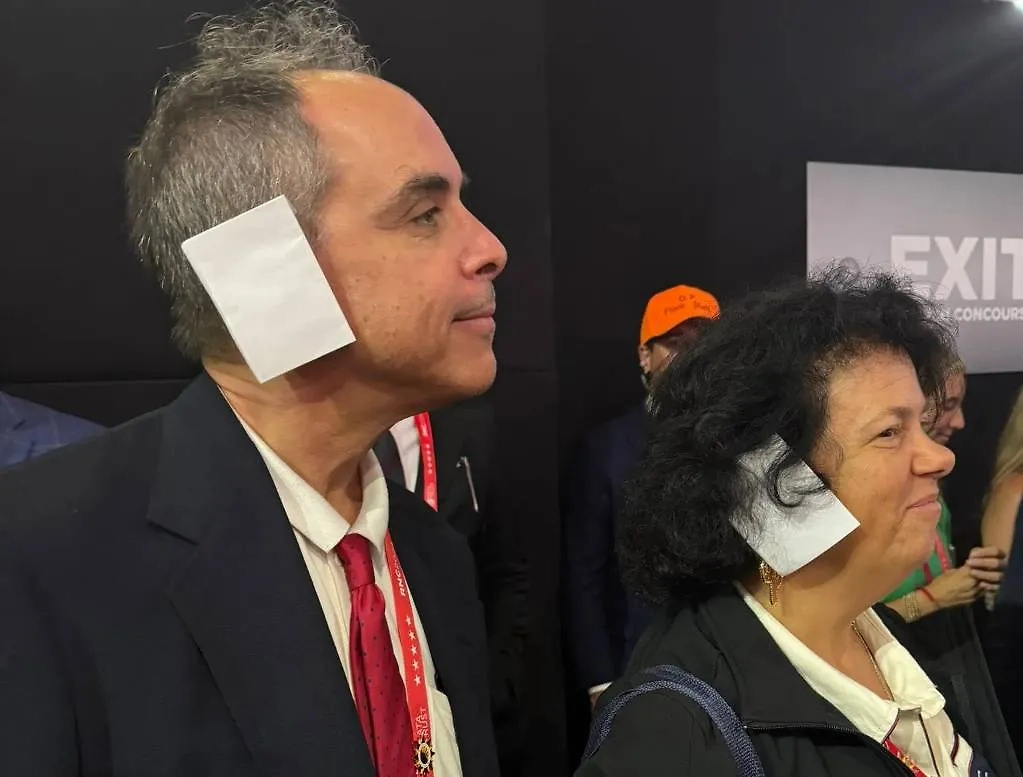 Республиканцы на сеъзде заклеили уши в поддержку раненого Трампа. Обложка © X / mychaelschnell