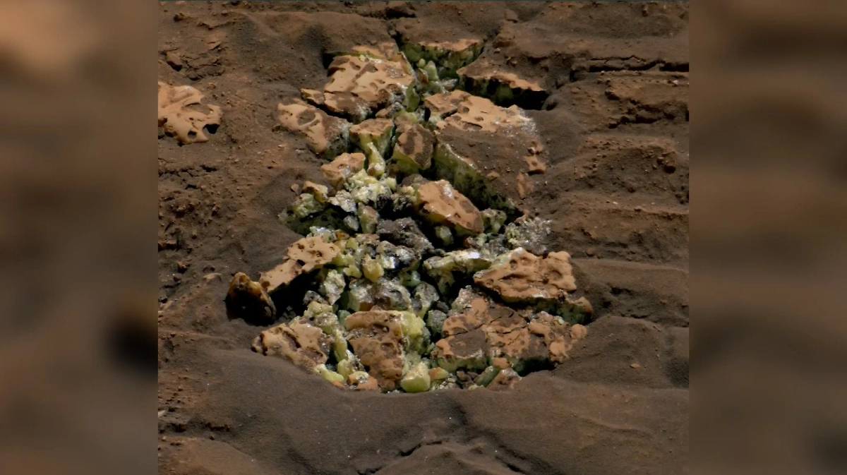 Камень, случайно раздробленный марсоходом Curiosity в кратере Гейл. Фото © jpl.nasa.gov