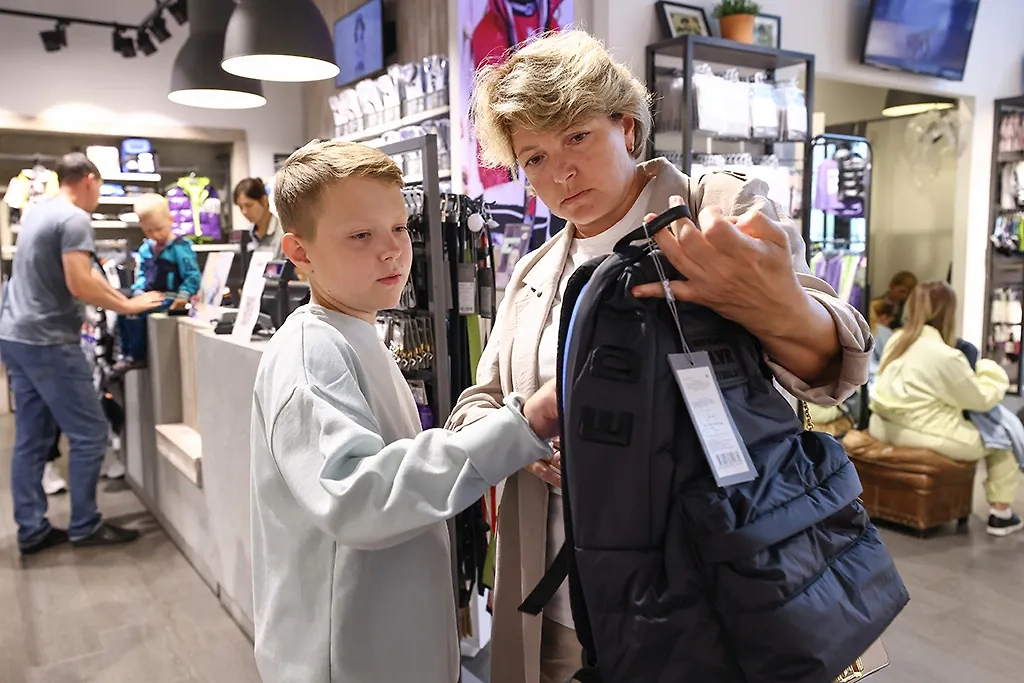 Многие семьи с детьми в летний период озабочены подготовкой своих чад к школе, это всегда связано с повышенными расходами. Фото © ТАСС / Артём Геодакян