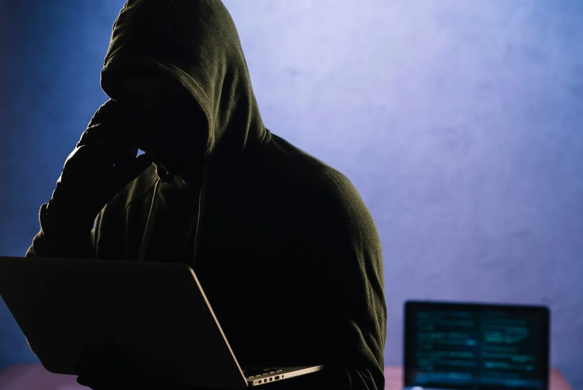 Проверить мошенника можно, попросив сделать видеозвонок. Обложка © Freepik.com