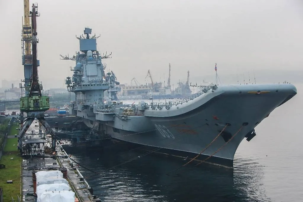 Российский тяжелый авианесущий крейсер "Адмирал Кузнецов" на судоремонтном заводе. Сергей Коньков/ТАСС