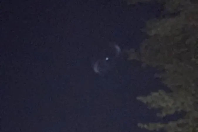 Неопознанное свечение в небе над белорусским городом Гродно. Обложка © X / lautsevicz