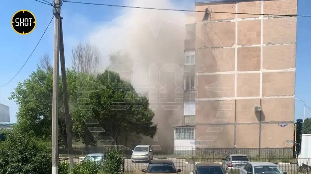 ВСУ ударили дронами по жилому дому и парковке в Шебекино, ранены двое мирных жителей. Фотография © SHOT