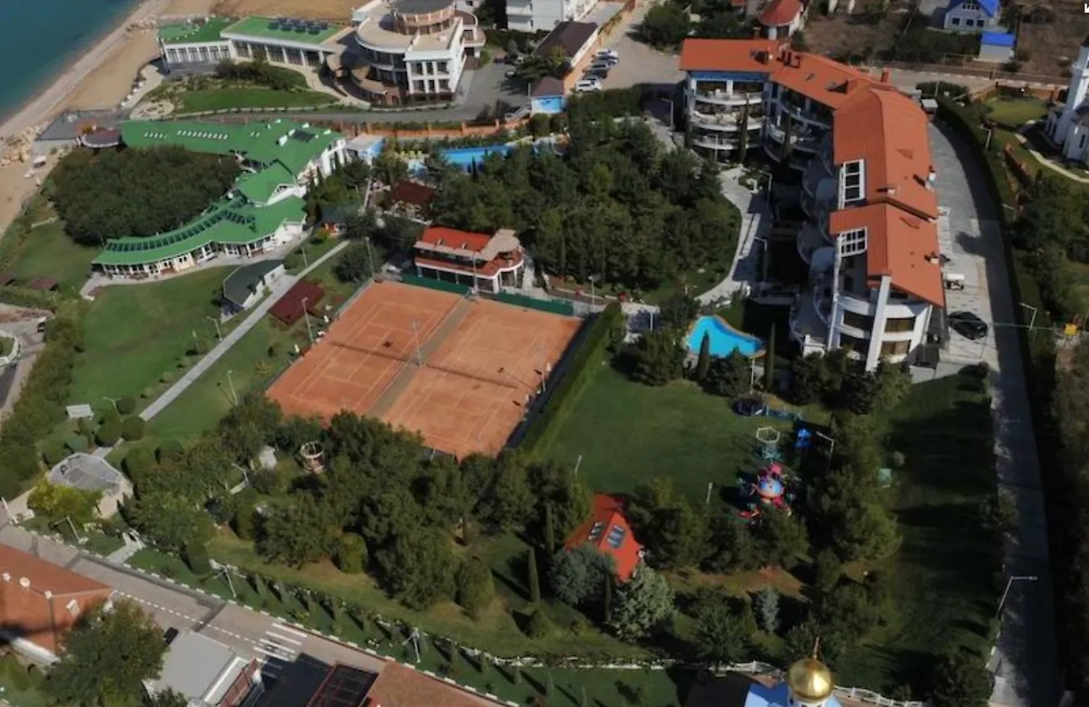 Бывшая вилла, ныне гостиница Алсу и Яна Абрамовых. Фото © sletat.ru