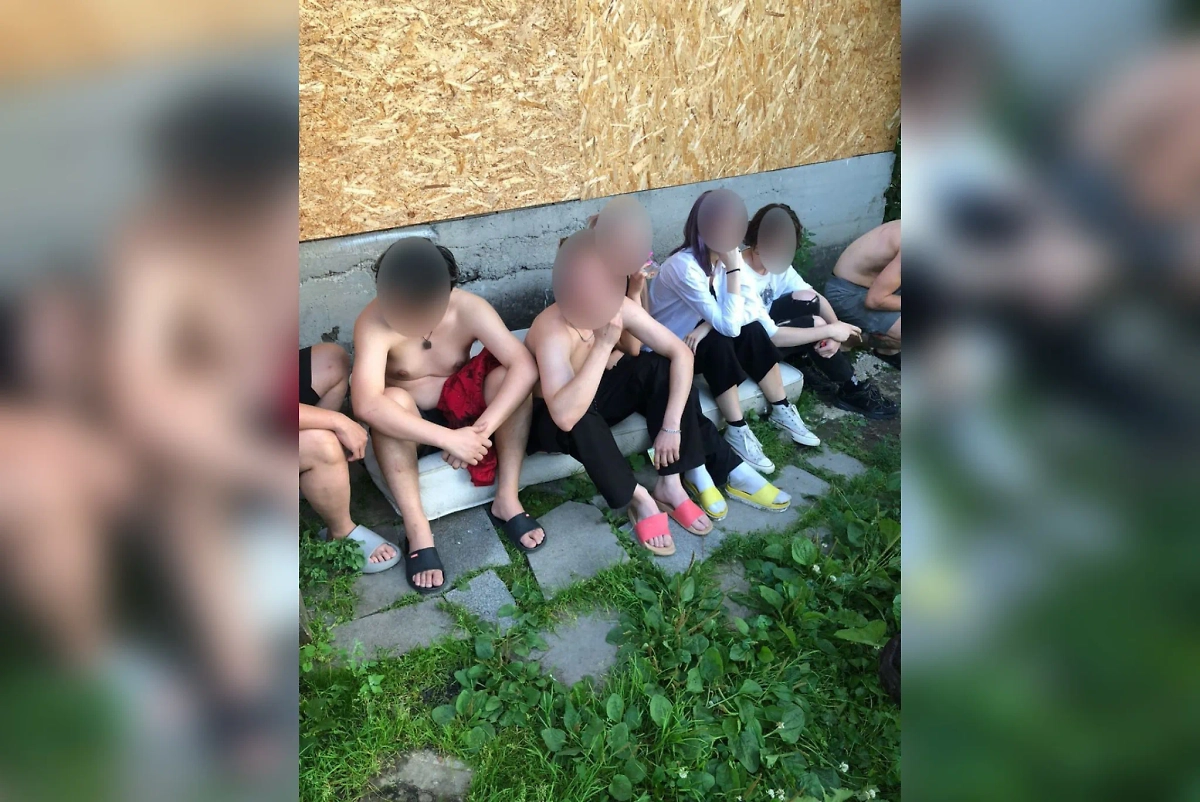 Сотрудники вебкам-порностудии после задержания. Фото © Telegram / Свердловская полиция