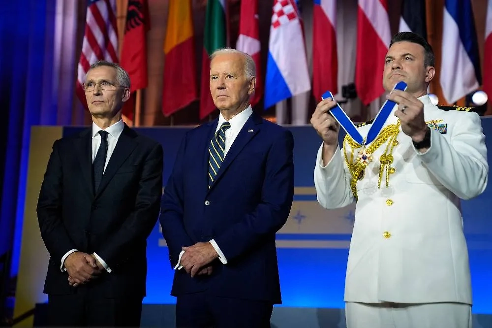 Генеральный секретарь НАТО Йенс Столтенберг, удостоенный президентской медали Свободы, и президент США Джо Байден (слева направо) на саммите НАТО. Фото © ТАСС / ЕРА / Evan Vucci