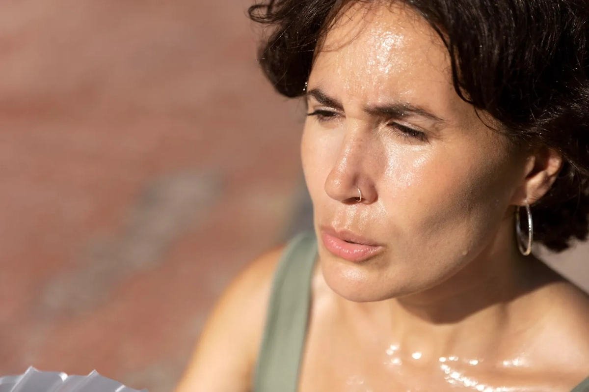 Врач объяснила, как потеть правильно и какой пот должен насторожить. Обложка © Freepik