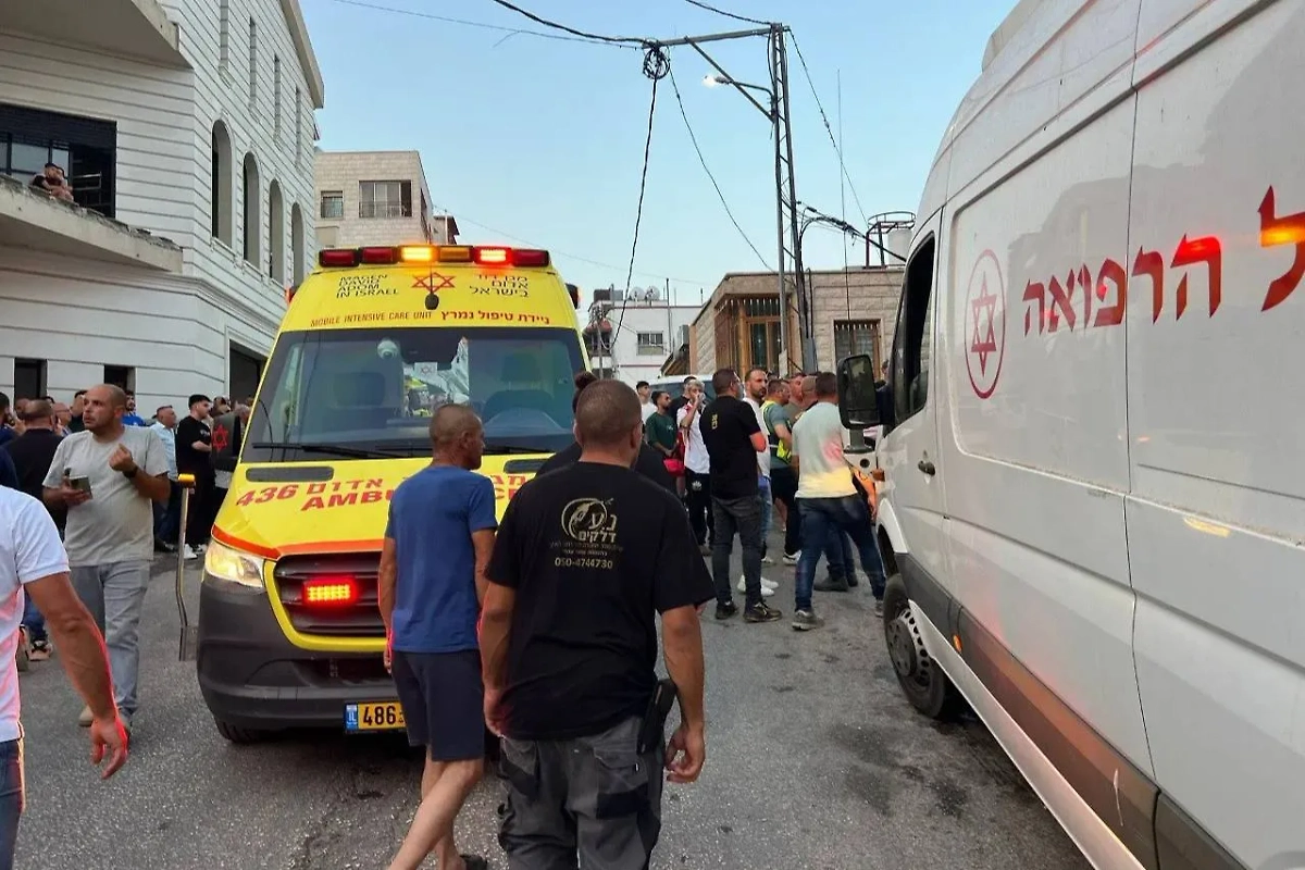 Скорая на месте удара по Мадждаль-Шамсу. Обложка © Telegram / Magen David Adom