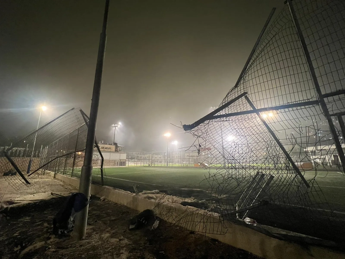 Футбольная площадка после падения ракеты в посёлке Мадждаль Шамс. Обложка © Пресс-служба ЦАХАЛ