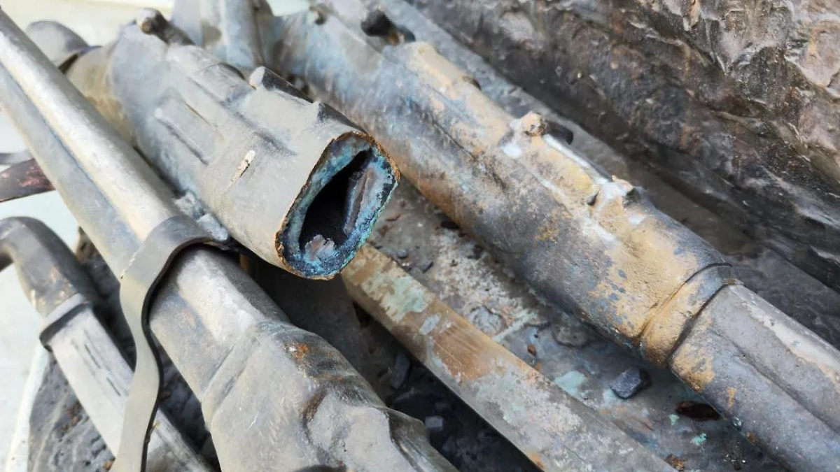 Место на мемориале "Расстрельный угол" в Краснодаре, с которого спилили элементы оружия. Фото © Telegram / 23 МВД