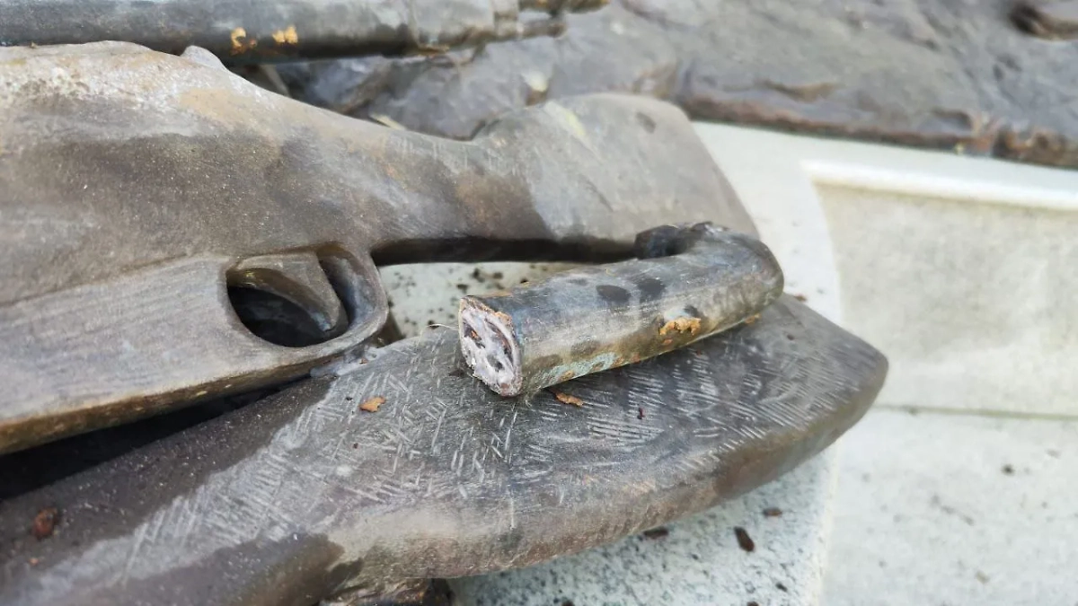 Место на мемориале "Расстрельный угол" в Краснодаре, с которого спилили элементы оружия. Фото © Telegram / 23 МВД