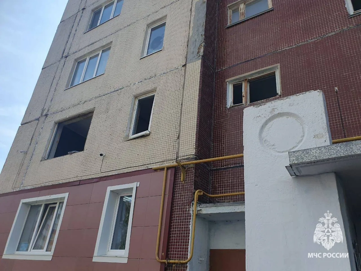 Кадр из многоэтажки в Стерлитамаке, где произошёл взрыв газа. Фото © Telegram / МЧС России